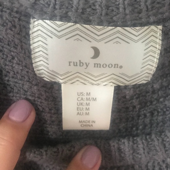 Cold shoulder sweater - Picture 2 of 3